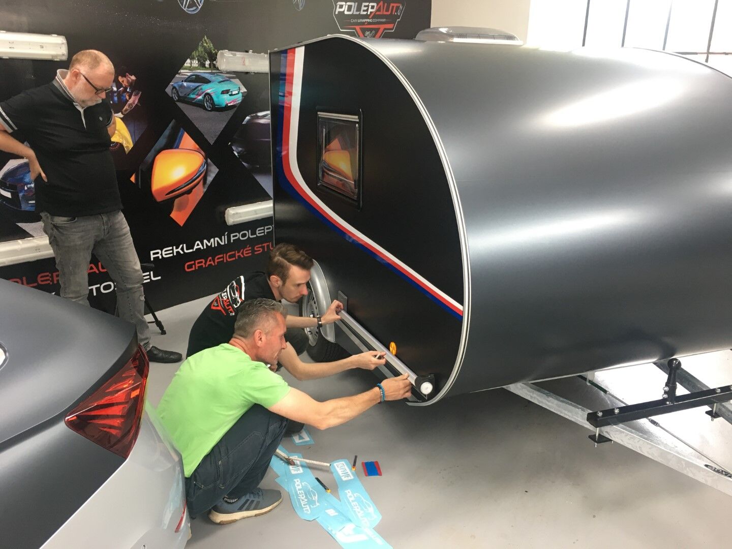 Oklejanie przyczepy na pokaz Autosalon