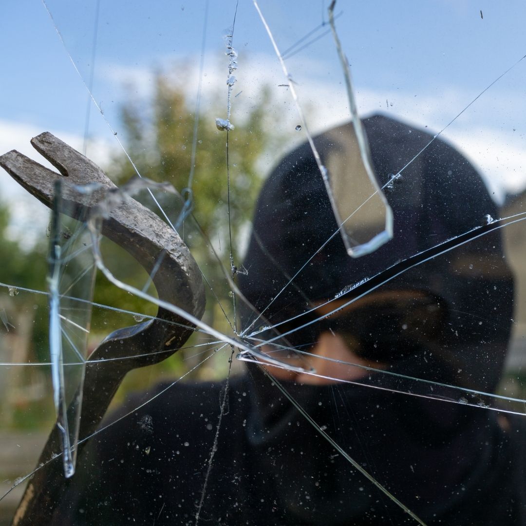 Bezpečnostní fólie na okna chrání sklo i kolemjdoucí